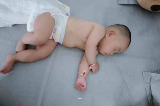 随县没满月的宝宝
